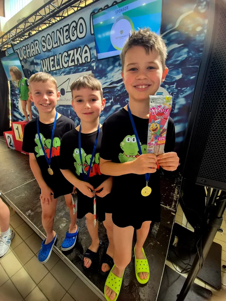 Dzieci doskonalące technikę pływania podczas treningu w&nbsp;Krakowie