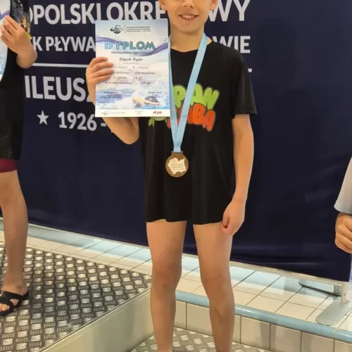 Młodzi zawodnicy podczas profesjonalnego treningu pływackiego